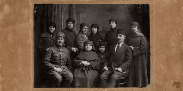 Çocuk, genç, kadın ve erkeklerden oluşan geniş bir ailenin fotoğrafı, Salt Araştırma, İstanbul Haneleri Arşivi