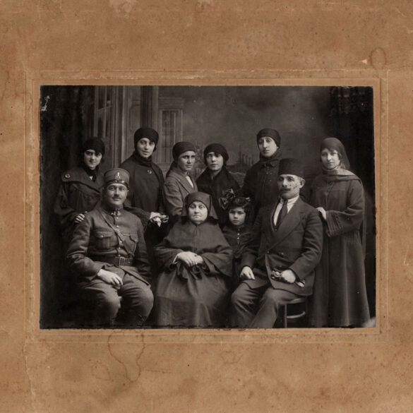 Çocuk, genç, kadın ve erkeklerden oluşan geniş bir ailenin fotoğrafı, Salt Araştırma, İstanbul Haneleri Arşivi
