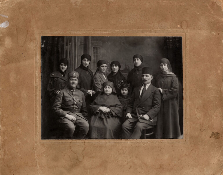 Çocuk, genç, kadın ve erkeklerden oluşan geniş bir ailenin fotoğrafı, Salt Araştırma, İstanbul Haneleri Arşivi
