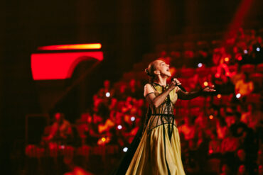 Sertab Erener, Malmö Arena'daki 68. Eurovision Şarkı Yarışması'nda "Everyway That I Can" performansını sergiliyor.