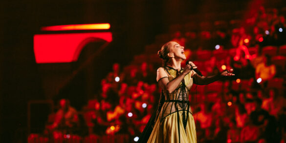 Sertab Erener, Malmö Arena'daki 68. Eurovision Şarkı Yarışması'nda "Everyway That I Can" performansını sergiliyor.