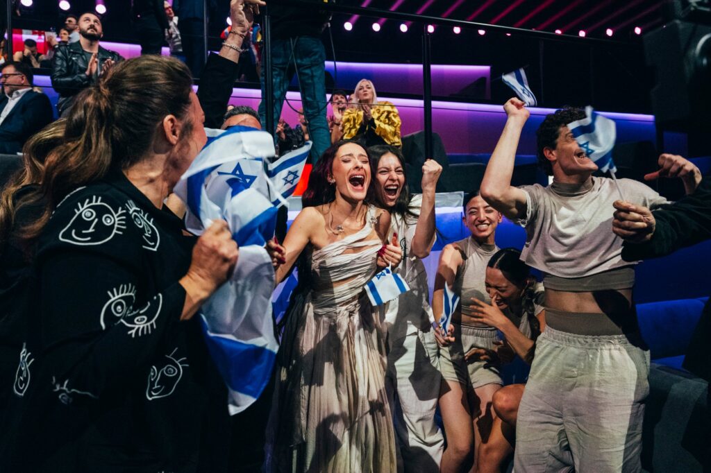 2024 Eurovision temsilcisi Eden Golan ve ekibi, Malmö Arena'daki ikinci yarı finalde yeşil odada. Fotoğraf: Sarah Louise Bennett / EBU