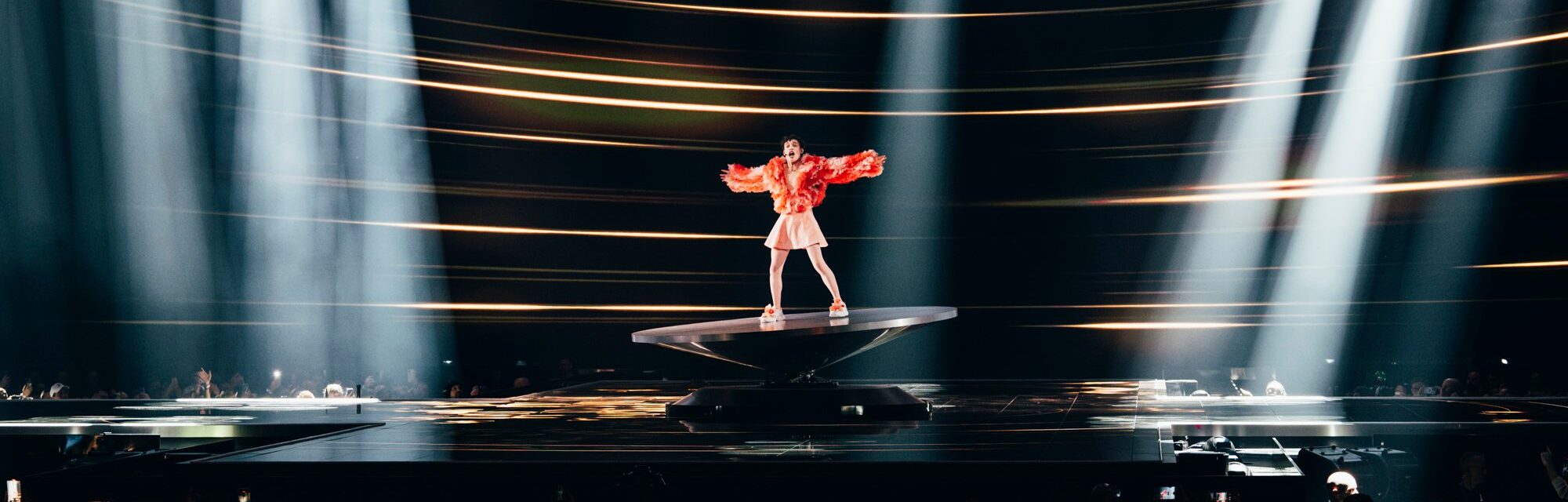 Nemo, Malmö Arena'daki büyük finalde Fransa adına "The Code" performansını sergiliyor.