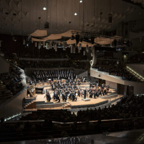 Marin Alsop, Berlin Filarmoni Orkestrası ve Berlin Radyo Korosu'nu yönetiyor, Görsel: Lena Laine