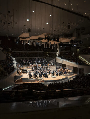 Marin Alsop, Berlin Filarmoni Orkestrası ve Berlin Radyo Korosu'nu yönetiyor, Görsel: Lena Laine