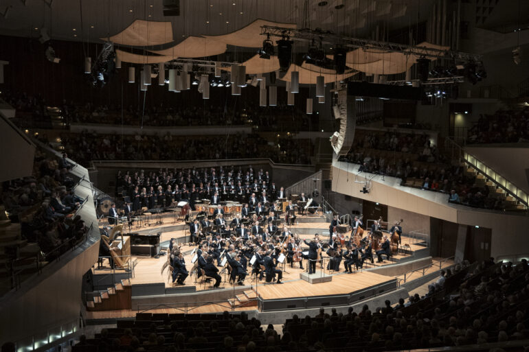 Marin Alsop, Berlin Filarmoni Orkestrası ve Berlin Radyo Korosu'nu yönetiyor, Görsel: Lena Laine