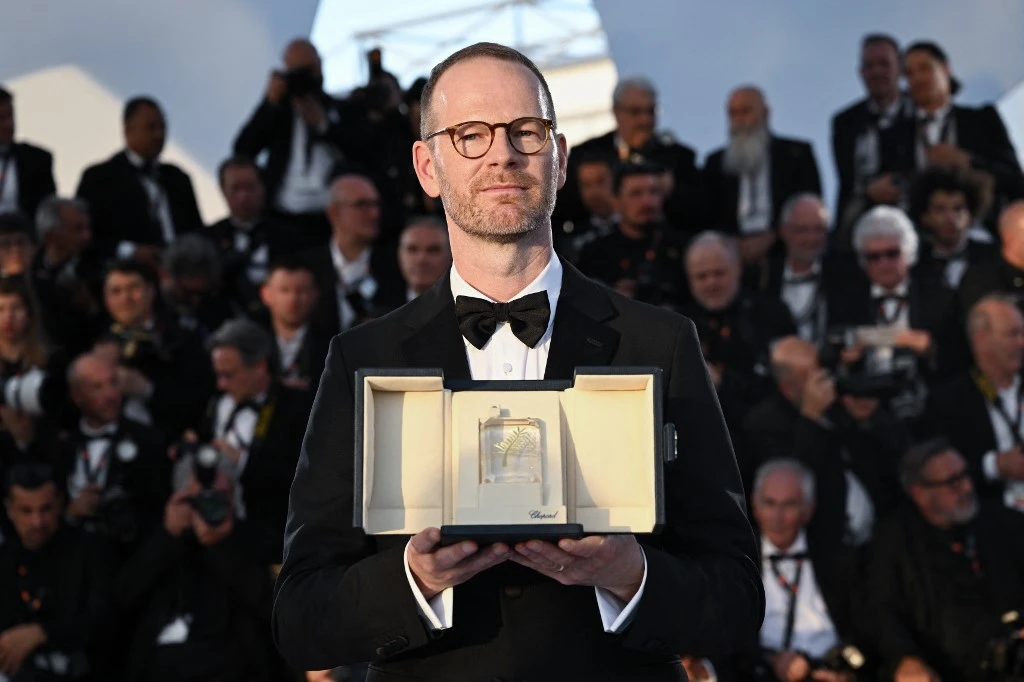 Joachim Trier, "Sentimental Value" filmi ile aldığı Grand Prix (Büyük Ödül) sonrası fotoğraf çekiminde. Görsel: Bertrand Guay, AFP