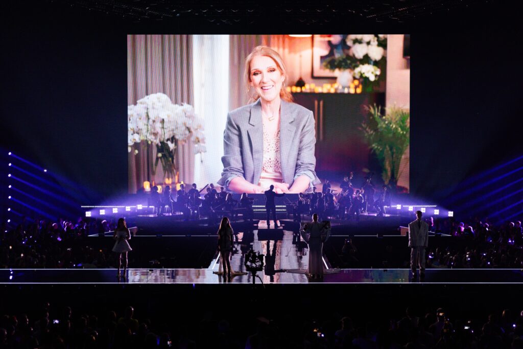 Jerry Heil, iolanda, Marina Satti ve Silvester Belt, İsviçre adına Eurovision Şarkı Yarışması’nı kazanan Céline Dion’a saygı duruşunda bulunuyor. Görsel: Corinne Cumming, EBU