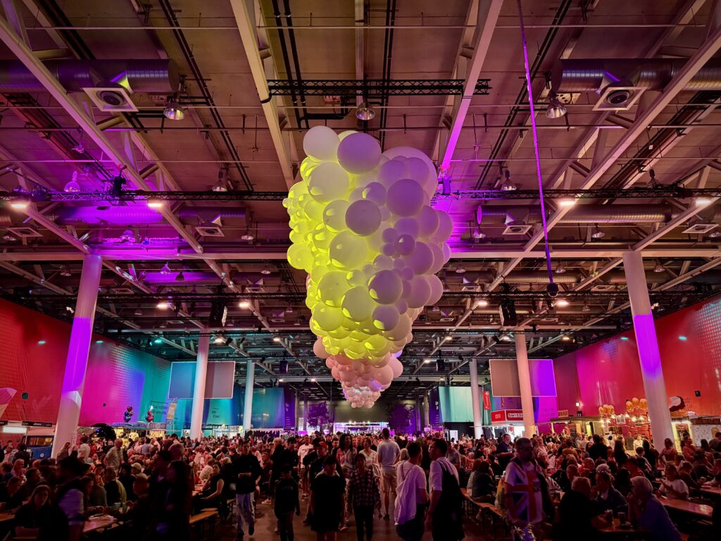 Basel Messe Hall'deki Eurovision Village ve "LoveCloud" isimli enstelasyon. Görsel: Mehmet Can Asar