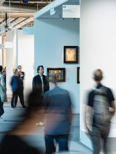 Messe Basel'de düzenlenen Art Basel 2024 ziyaretçi etkileşimleri. Görsel: Art Basel