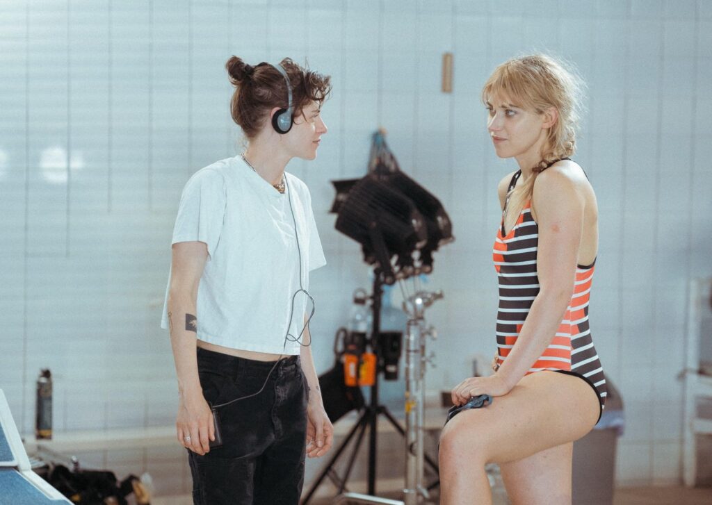 Kristen Stewart ve Imogen Poots, "The Chronology of Water" film çekimlerinde.Görsel: Andrejs Strokins