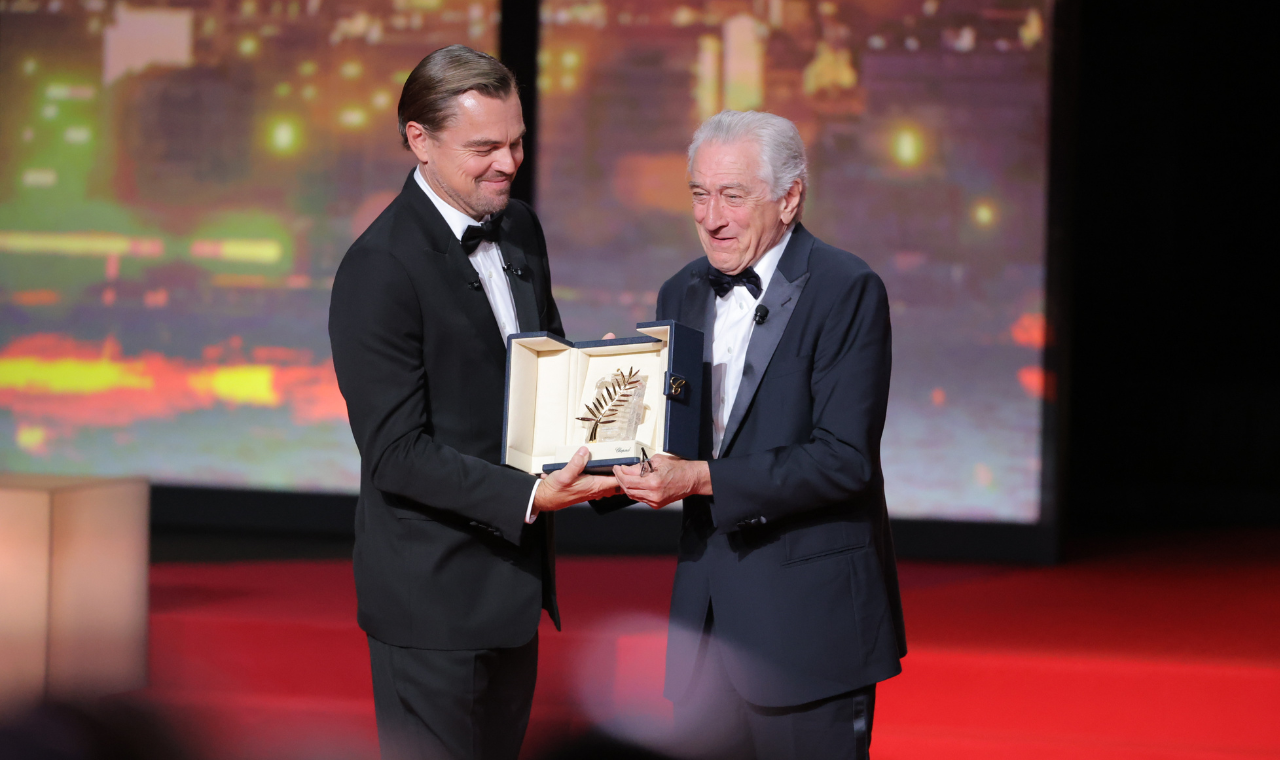 78. Cannes Film Festivali Açılış Gecesi'nde Leonardo DiCaprio, Robert De Niro'ya Onursal Altın Palmiye Ödülü'nü takdim ediyor. Görsel: Joachim Tournebize / FDC