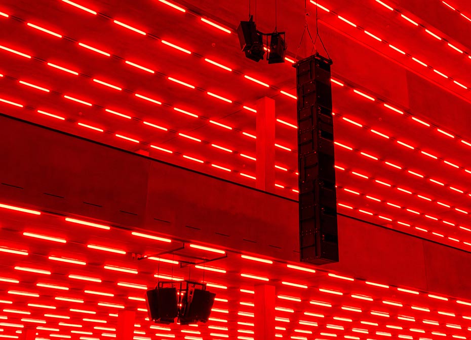 Steve McQueen’in, Laurenz Vakfı, Schaulager ve Dia Art Foundation iş birliğiyle hayata geçirilen, Schaulager Basel’deki “Bass” adlı ışık ve ses yerleştirmesi.