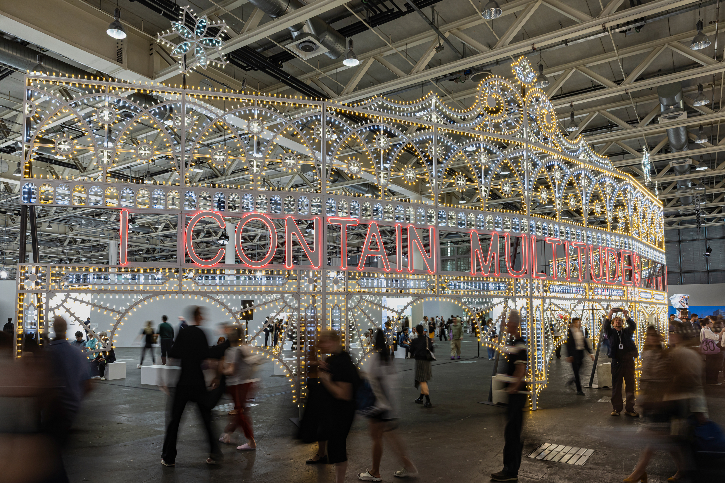 Art Basel 2025'in Unlimited bölümünde, Marinella Senatore'nin Mazzoleni galerisiyle yer aldığı eser.