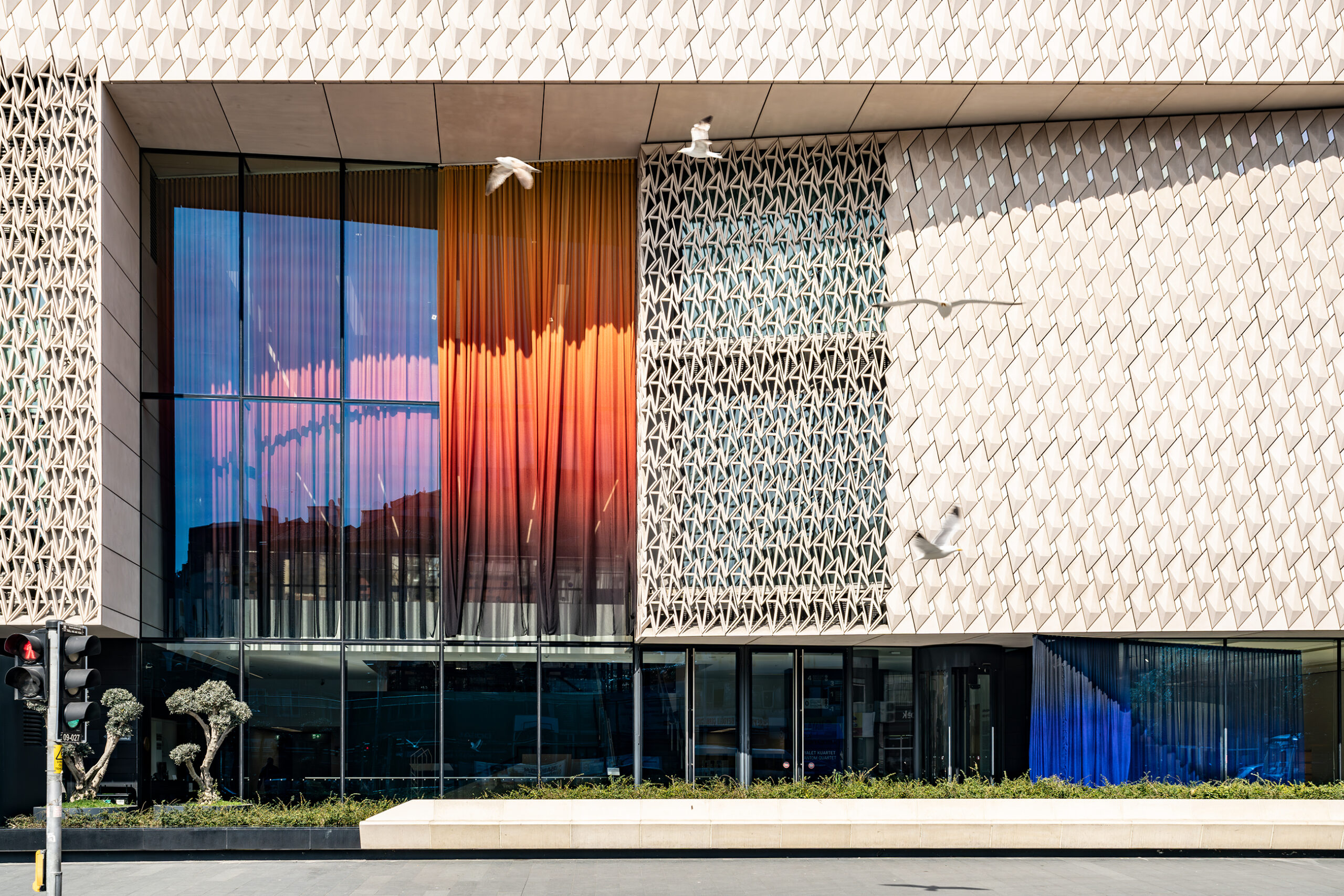 Lucia Koch, Dolapdere Süiti (Hava Isısı serisinden), 2026, polyester kumaş üzerinesüblimasyon baskı, değişken boyutlar, Carlier Gebauer Gallery ve sanatçının izniyle