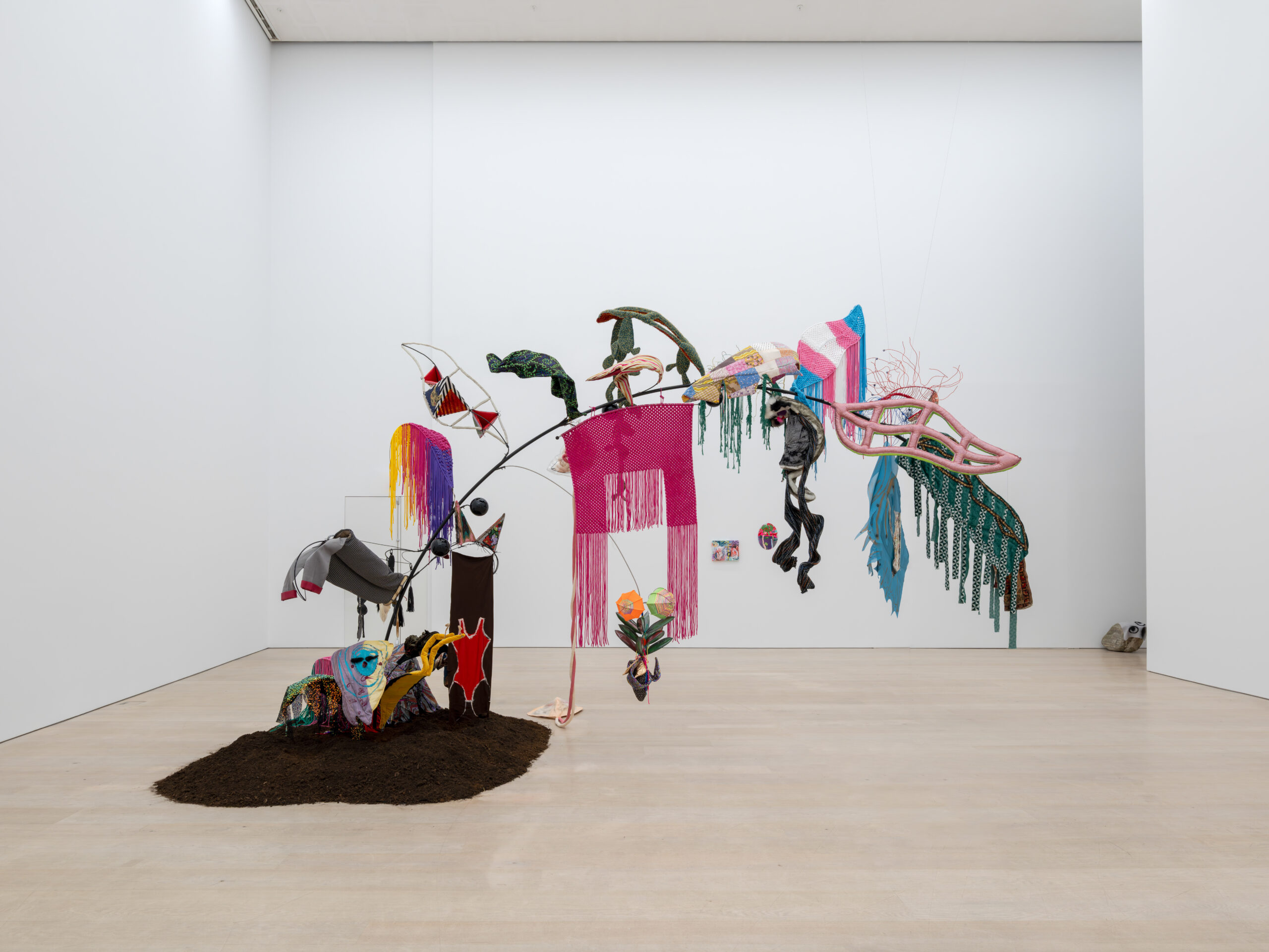 Nilbar Güreş, MAYZU: Hindistan Cevizi ve Muz Veren Ağaç (2022), Karışık teknik, 400 x 640 x 200 cm