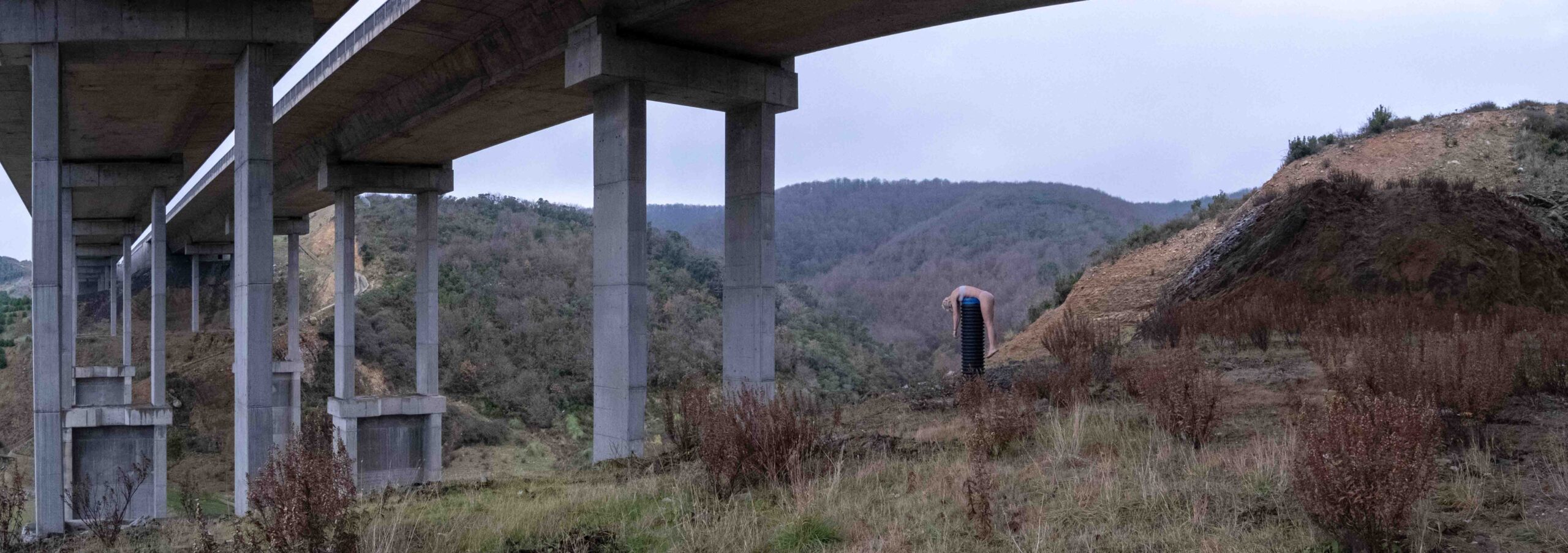 Aksu Günay, Yığın serisi (2023), fine art fijital baskı, devasa beton kütleler arasında sıkışan kent insanının trajedisini görselleştirir