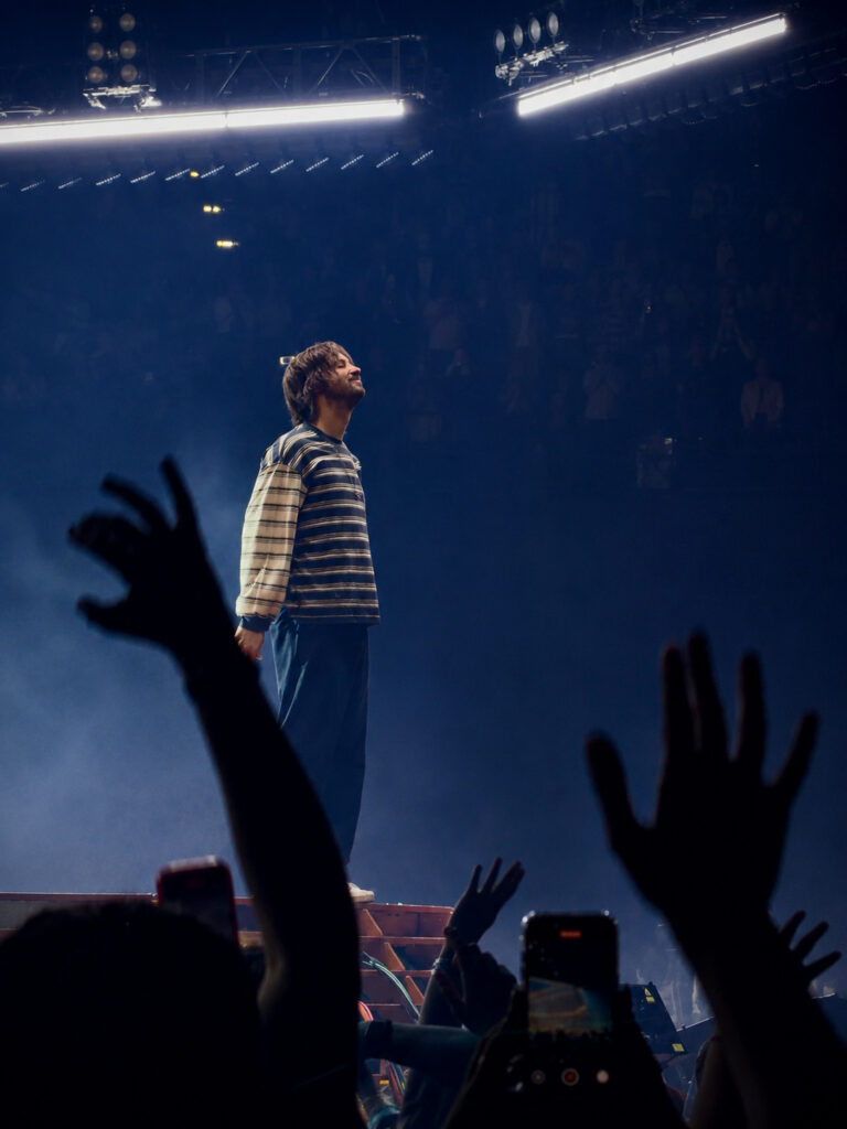 Kevin Parker, Tame Impala’nın Deadbeat turnesi kapsamında 14 Nisan 2026’da Zürih Hallenstadion’da sahnede.