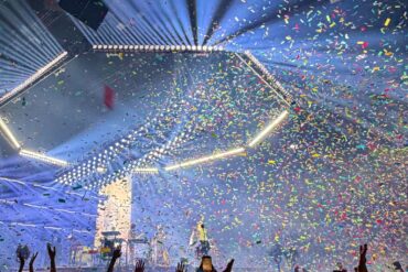 Tame Impala, Deadbeat turnesi kapsamında 14 Nisan 2026’da Zürih Hallenstadion’da sahnede.