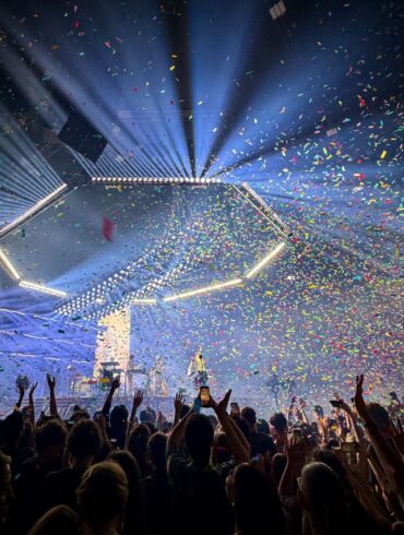 Tame Impala, Deadbeat turnesi kapsamında 14 Nisan 2026’da Zürih Hallenstadion’da sahnede.