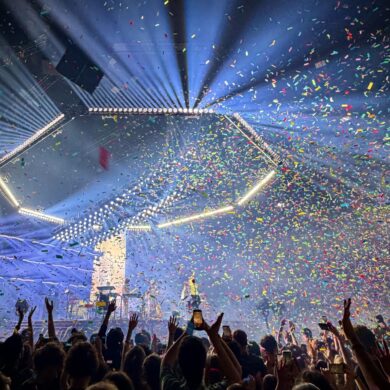 Tame Impala, Deadbeat turnesi kapsamında 14 Nisan 2026’da Zürih Hallenstadion’da sahnede.