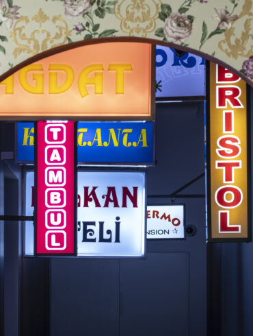 Hüseyin Bahri Alptekin, H-Faktörü: Misafirperverlik/ Husumet serisinden 2003–2007, Metal, pleksiglas, folyo, elektrostatik toz boya, Görsel: Murat Germen