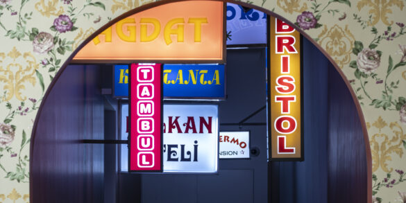 Hüseyin Bahri Alptekin, H-Faktörü: Misafirperverlik/ Husumet serisinden 2003–2007, Metal, pleksiglas, folyo, elektrostatik toz boya, Görsel: Murat Germen