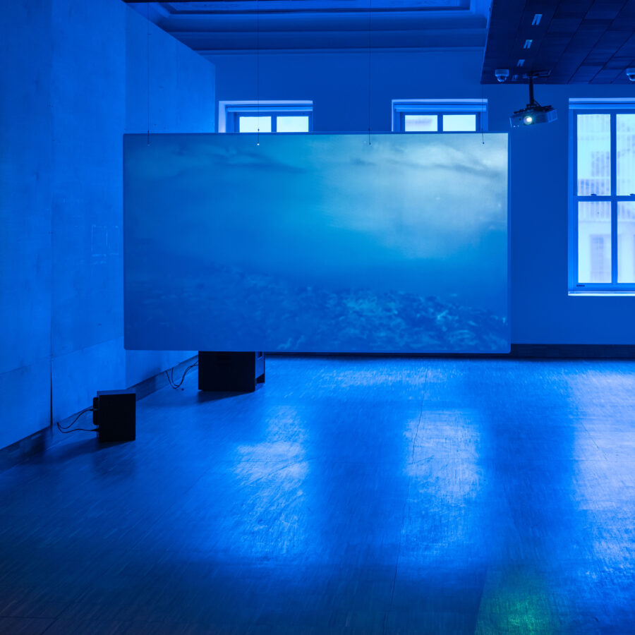 Merve Ünsal, Sinkhole Syntax / Obruğun Sözdizimi (2026), Barajdan Sızanlar sergisinden görünüm, Salt Beyoğlu (2026). Görsel: Metean Bars, Salt