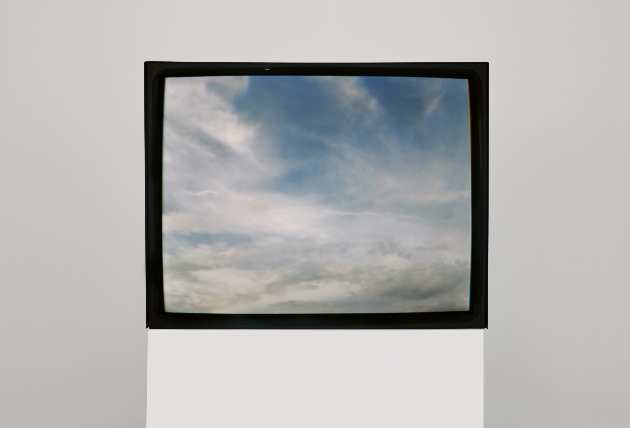 Yoko Ono, Washington İçin Gökyüzü Televizyonu (1966). Her Şeyin Merkezinde: Koleksiyona Yeni Bir Bakış sergisinden görünüm, Hirshhorn Museum and Sculpture Garden, Washington DC, 2016. Görsel: Cathy Carver / Yoko Ono