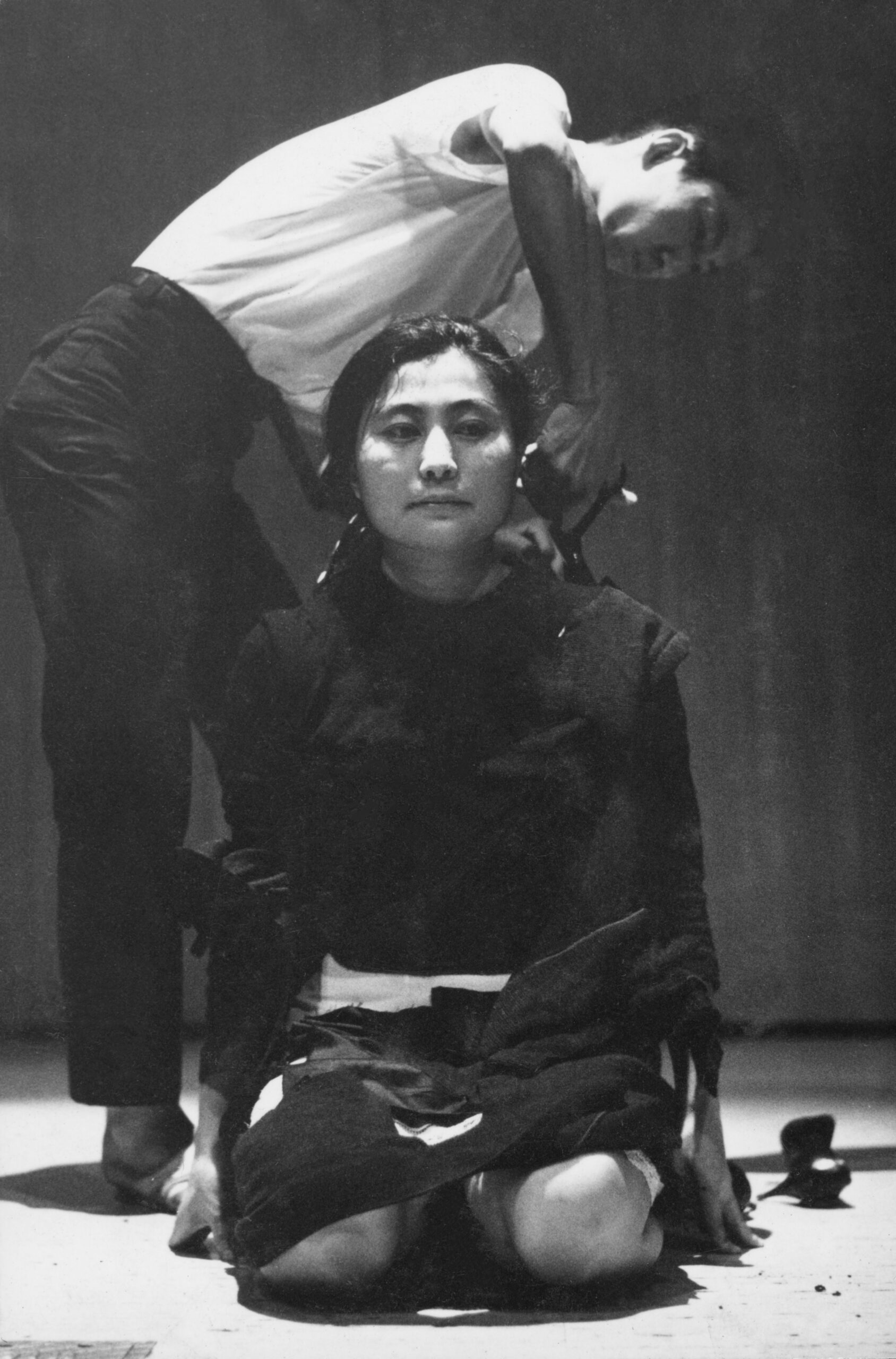 Yoko Ono, Kesme Parçası performansı sırasında (1964), Sōgetsu Sanat Merkezi, Tokyo. Görsel: Minoru Hirata / Yoko Ono