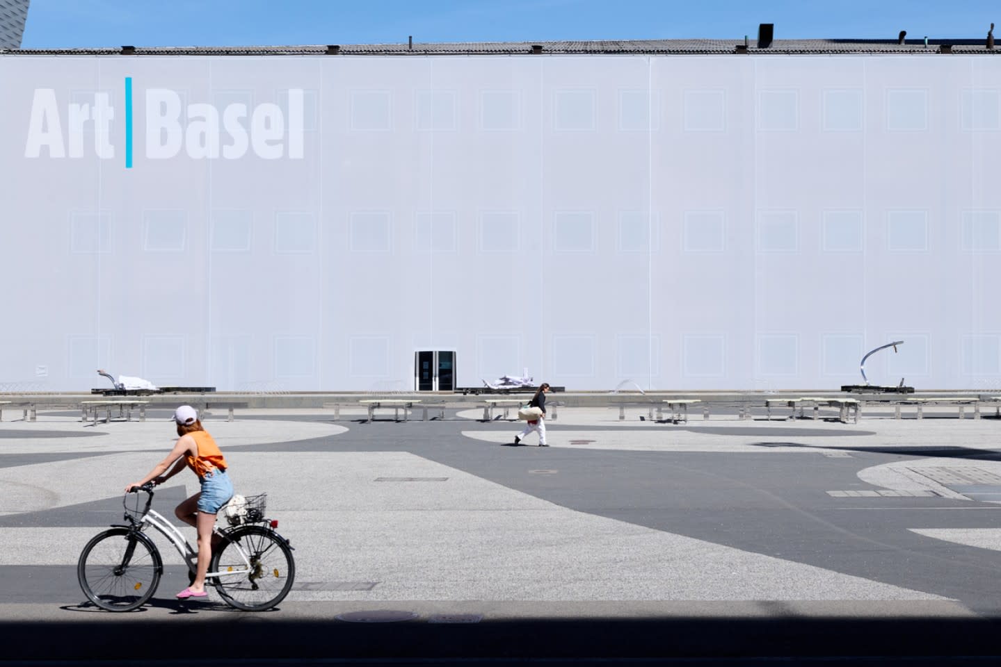 Nairy Baghramian’ın "Modèle vivant (S’empilant)" adlı 2026 tarihli mekâna özgü yerleştirmesi, Art Basel 2026’nın kamusal programı kapsamında Messeplatz’da izleyiciyle buluştu. Art Basel'in izniyle.
