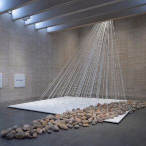 Yoko Ono, Sabah Işınları (1997) ve Nehir Yatağı (1996). Yoko Ono: İçses ve İçyapı sergisinden görünüm, MUSAC, Museo de Arte Contemporáneo de Castilla y León, 2025. Görsel: Imagen MAS / Yoko Ono