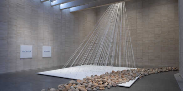 Yoko Ono, Sabah Işınları (1997) ve Nehir Yatağı (1996). Yoko Ono: İçses ve İçyapı sergisinden görünüm, MUSAC, Museo de Arte Contemporáneo de Castilla y León, 2025. Görsel: Imagen MAS / Yoko Ono