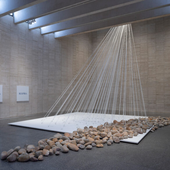 Yoko Ono, Sabah Işınları (1997) ve Nehir Yatağı (1996). Yoko Ono: İçses ve İçyapı sergisinden görünüm, MUSAC, Museo de Arte Contemporáneo de Castilla y León, 2025. Görsel: Imagen MAS / Yoko Ono