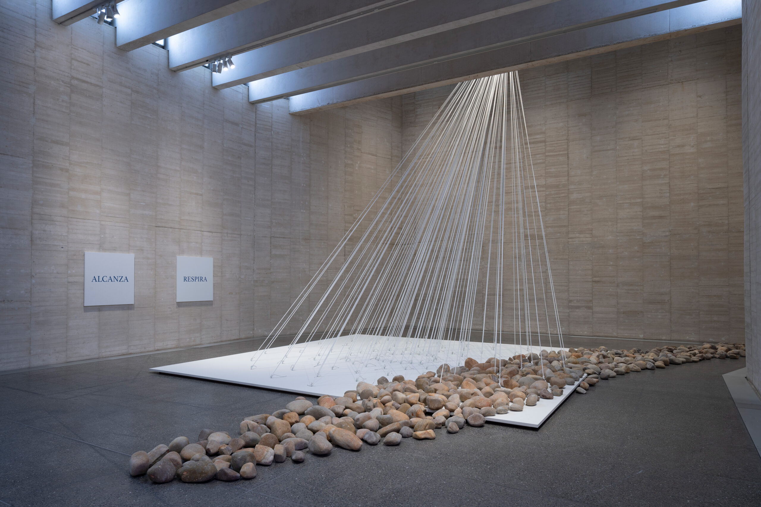 Yoko Ono, Sabah Işınları (1997) ve Nehir Yatağı (1996). Yoko Ono: İçses ve İçyapı sergisinden görünüm, MUSAC, Museo de Arte Contemporáneo de Castilla y León, 2025. Görsel: Imagen MAS / Yoko Ono