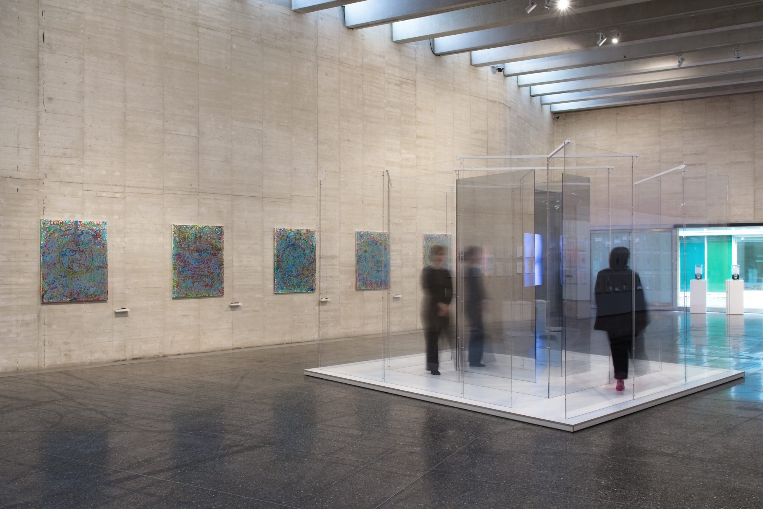Yoko Ono, Şaşırt (1971) ve Daire Çizme Resmi (1964), Yoko Ono: İçses ve İçyapı sergisinden görünüm, MUSAC, Museo de Arte Contemporáneo de Castilla y León. Görsel: Jesús Castrillo / Yoko Ono