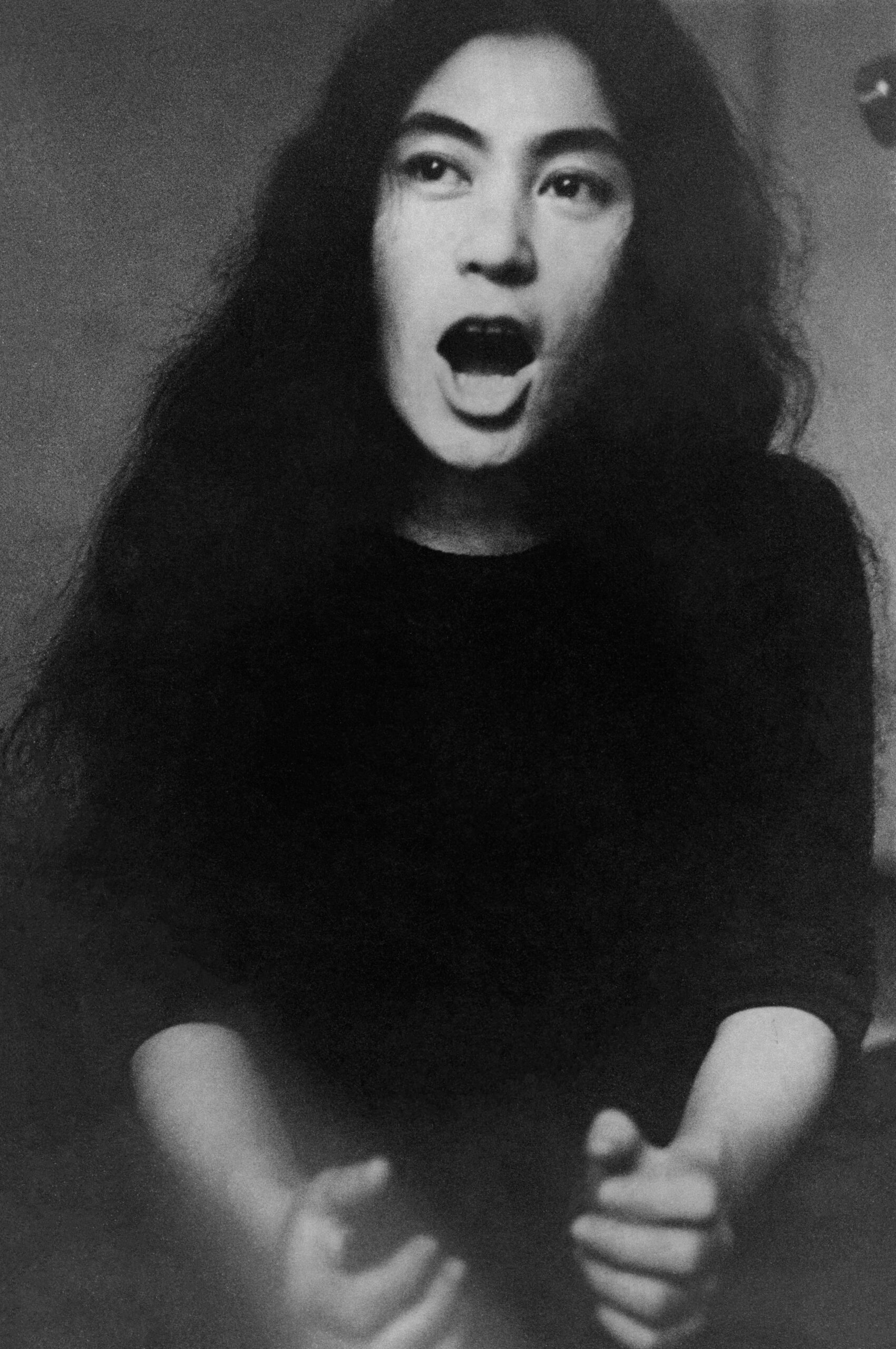Yoko Ono, Sanatta Yıkım Sempozyumu’nda (DIAS) performans sırasında (1966), Africa Centre, Londra. Görsel: Nigel Hartnup / Yoko Ono