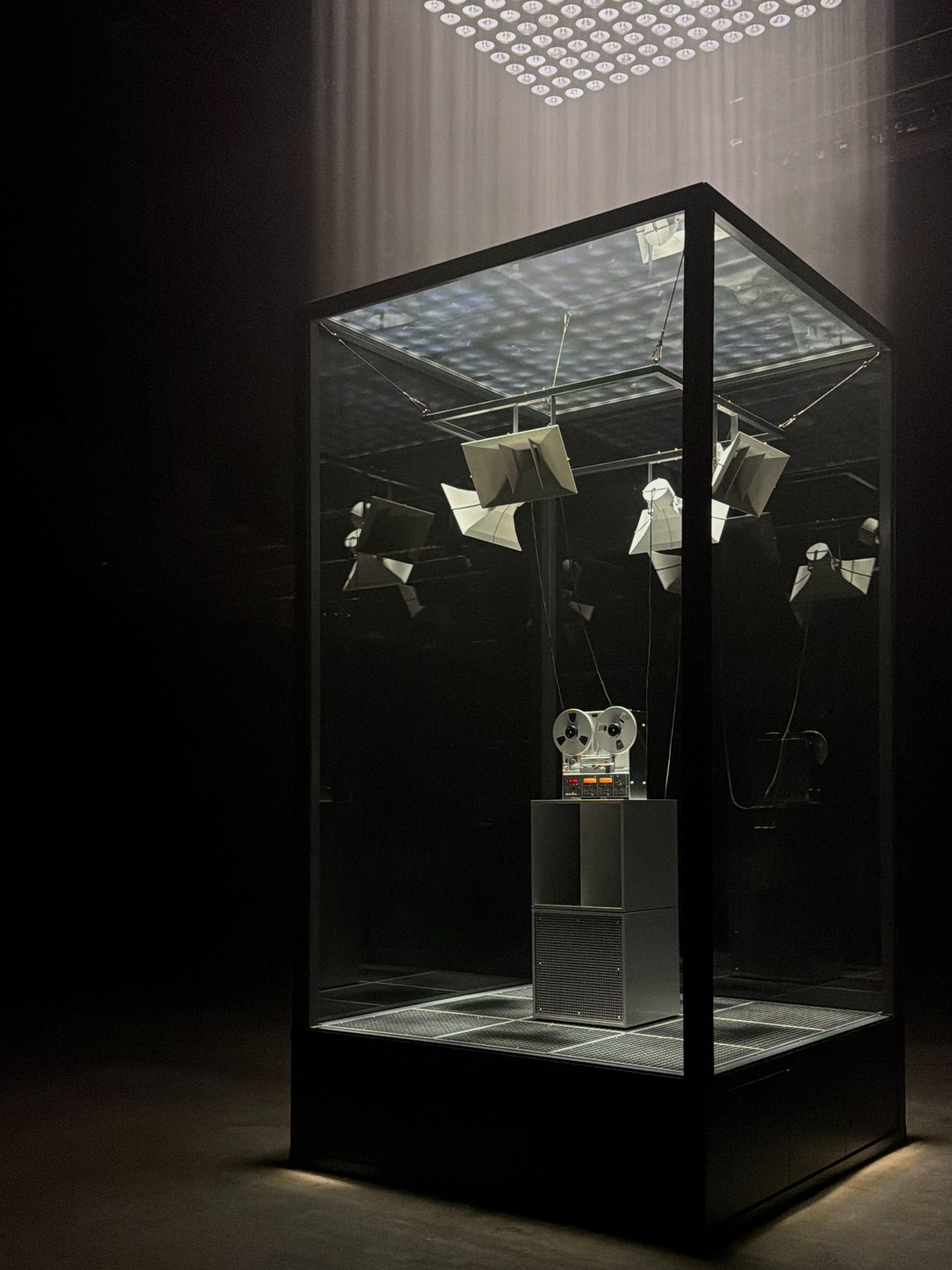 Thomas Bangalter, Julian Charrière ve Rampa’nın Warehouse Artefacts projesinden görünüm, Art Basel 2026. Görsel: Mehmet Can Asar