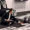 Goshka Macuga’nın Exhibition M: A Re-enactment adlı çalışması, Art Basel 2026’nın Unlimited bölümünde performans ve yerleştirmeyi bir araya getirdi. Görsel: Mehmet Can Asar