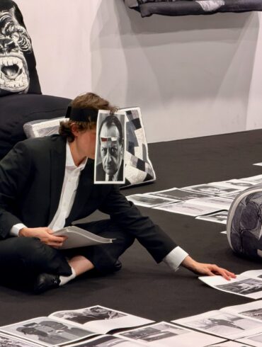 Goshka Macuga’nın Exhibition M: A Re-enactment adlı çalışması, Art Basel 2026’nın Unlimited bölümünde performans ve yerleştirmeyi bir araya getirdi. Görsel: Mehmet Can Asar