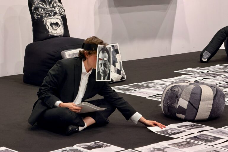 Goshka Macuga’nın Exhibition M: A Re-enactment adlı çalışması, Art Basel 2026’nın Unlimited bölümünde performans ve yerleştirmeyi bir araya getirdi. Görsel: Mehmet Can Asar