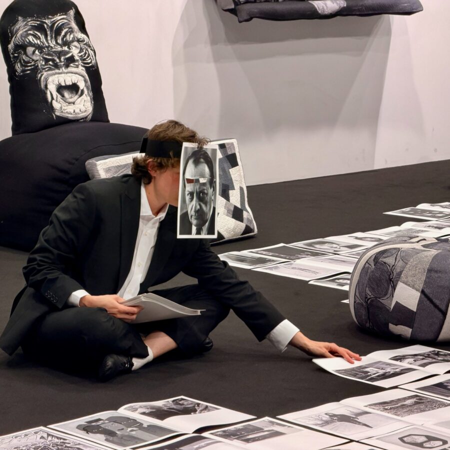 Goshka Macuga’nın Exhibition M: A Re-enactment adlı çalışması, Art Basel 2026’nın Unlimited bölümünde performans ve yerleştirmeyi bir araya getirdi. Görsel: Mehmet Can Asar