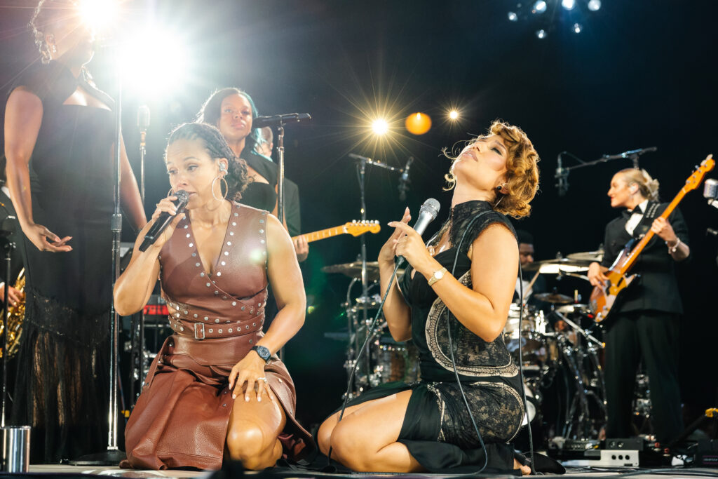 Alicia Keys ve RAYE, Montreux Jazz Festivali 2026 açılışında birlikte sahnede.