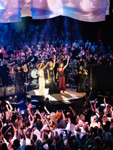 RAYE, Montreux Caz Festivali’nin 60. edisyonu için hazırladığı özel açılış performansında kız kardeşleri Absolutely ve Amma ile birlikte.