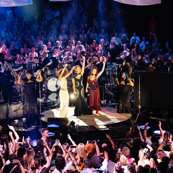 RAYE, Montreux Caz Festivali’nin 60. edisyonu için hazırladığı özel açılış performansında kız kardeşleri Absolutely ve Amma ile birlikte.