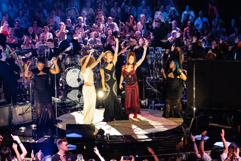 RAYE, Montreux Caz Festivali’nin 60. edisyonu için hazırladığı özel açılış performansında kız kardeşleri Absolutely ve Amma ile birlikte.
