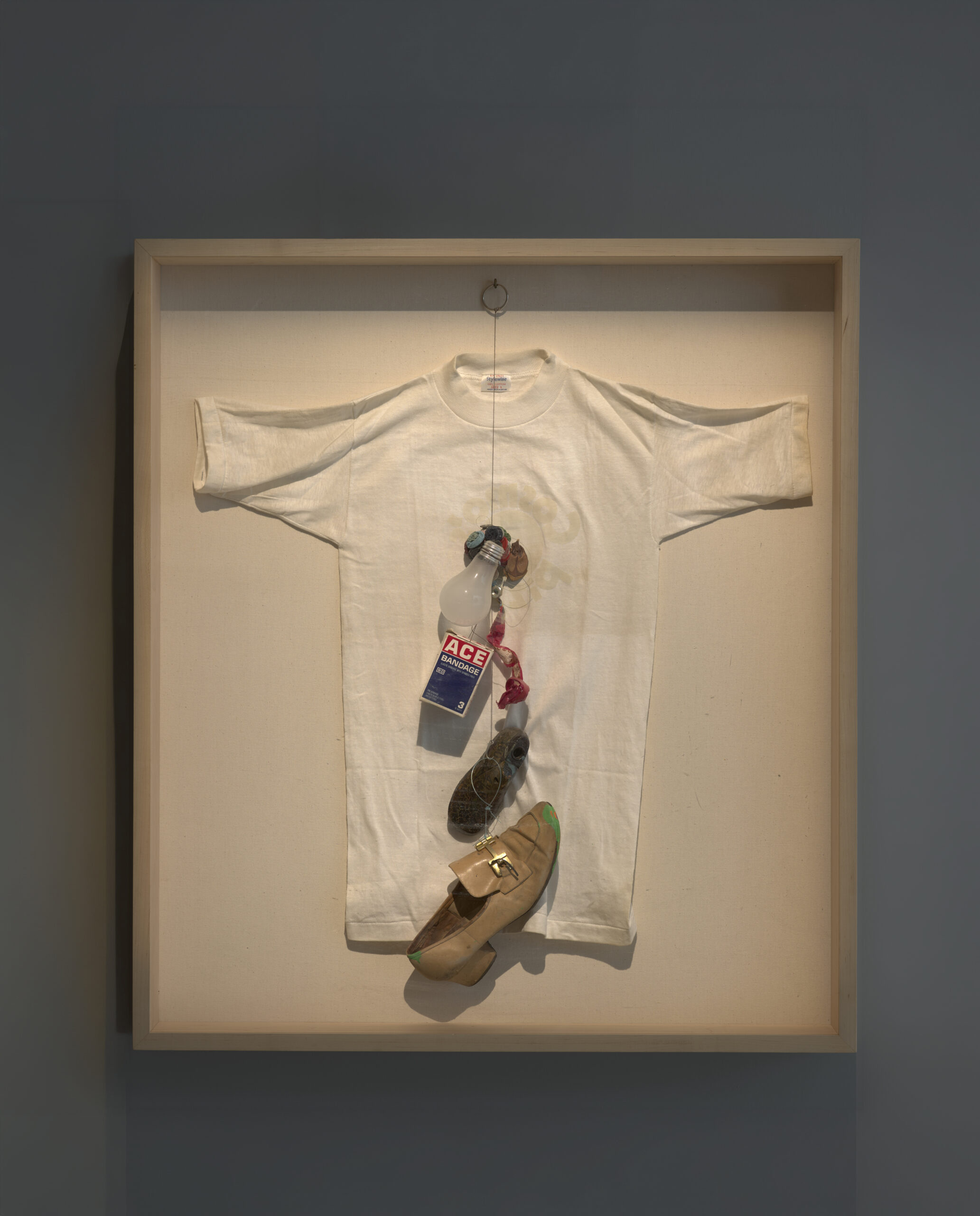 Alison Knowles, ACE-Bandajı (1974), ahşap kutu içinde asamblaj. Arter Koleksiyonu. Görsel: Barış Özçetin